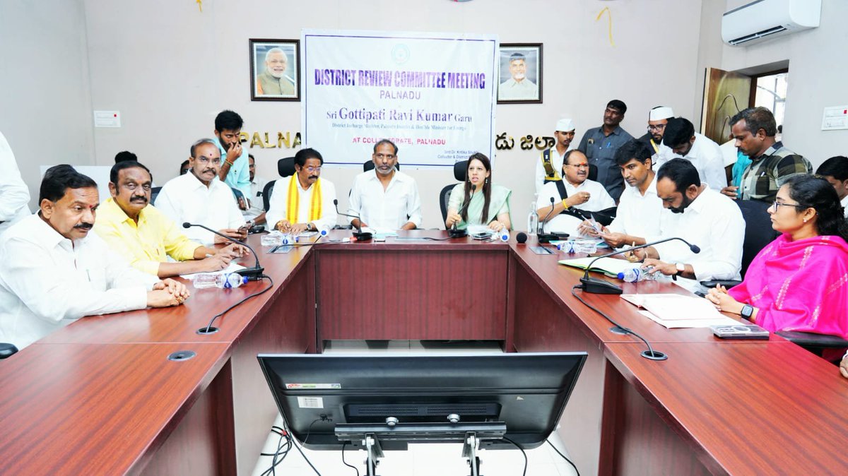 ipr_palnadu's tweet photo. నరసరావుపేట జిల్లా కలెక్టరేట్ ప్రాంగణంలోని ఎస్.ఎన్. శంకరన్ వీడియో హాల్ నందు శుక్రవారం జిల్లా సమీక్షా  సమావేశం ఫలప్రదంగా జరిగింది.. ఈ సమావేశానికి పల్నాడు జిల్లా ఇంచార్జి మంత్రి గొట్టిపాటి రవికుమార్ అధ్యక్షత వహించారు. ఈ కార్యక్రమంలో పల్నాడు ఎంపీ లావు శ్రీకృష్ణదేవరాయలు, https://t.co/p9ya8xPsRY