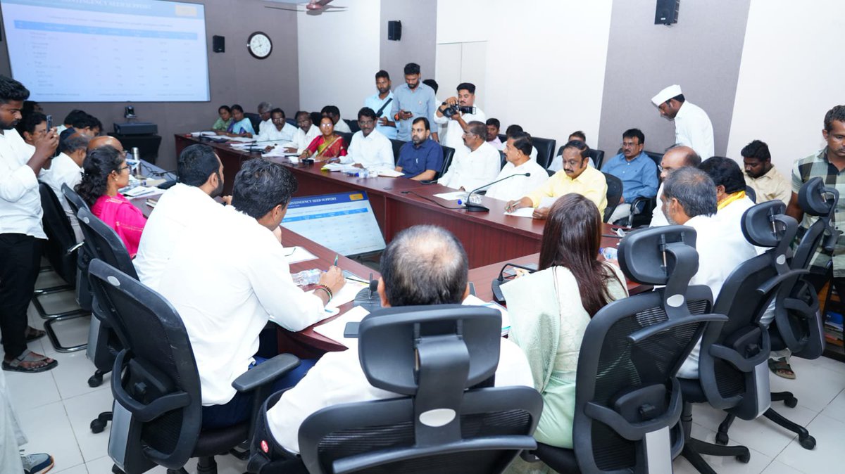 ipr_palnadu's tweet photo. నరసరావుపేట జిల్లా కలెక్టరేట్ ప్రాంగణంలోని ఎస్.ఎన్. శంకరన్ వీడియో హాల్ నందు శుక్రవారం జిల్లా సమీక్షా  సమావేశం ఫలప్రదంగా జరిగింది.. ఈ సమావేశానికి పల్నాడు జిల్లా ఇంచార్జి మంత్రి గొట్టిపాటి రవికుమార్ అధ్యక్షత వహించారు. ఈ కార్యక్రమంలో పల్నాడు ఎంపీ లావు శ్రీకృష్ణదేవరాయలు, https://t.co/p9ya8xPsRY