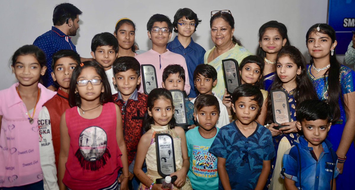 VasundharaBJP's tweet photo. विश्व मूक-बधिर दिवस के अवसर पर सभी दिव्यांगजनों को स्वस्थ, सशक्त एवं उज्ज्वल भविष्य की हार्दिक शुभकामनाएं।

हमारे भाजपा कार्यकाल में राजस्थान में मूक-बधिर बच्चों के लिए उच्च शिक्षा के अवसर विकसित करने की दिशा में महत्वपूर्ण पहल की गई। हमारा प्रयास रहा कि विशेष आवश्यकता वाले बच्चों को शिक्षा, उपचार और आगे बढ़ने के समान अवसर मिलें।

इसी भावना के साथ प्रदेश में कॉकलियर इम्प्लांट जैसी आधुनिक चिकित्सा सुविधाओं का विस्तार हुआ, जिससे अनेक श्रवण बाधित बच्चों को सुनने और बेहतर जीवन की नई उम्मीद मिली।

आइए, इस दिवस पर मूक-बधिरजनों के अधिकारों, सम्मान और समाज में उनकी समान भागीदारी के प्रति जागरूकता बढ़ाने तथा उन्हें समान अवसर उपलब्ध कराने का संकल्प लें।

#CochlearImplant #WorldDeafDay