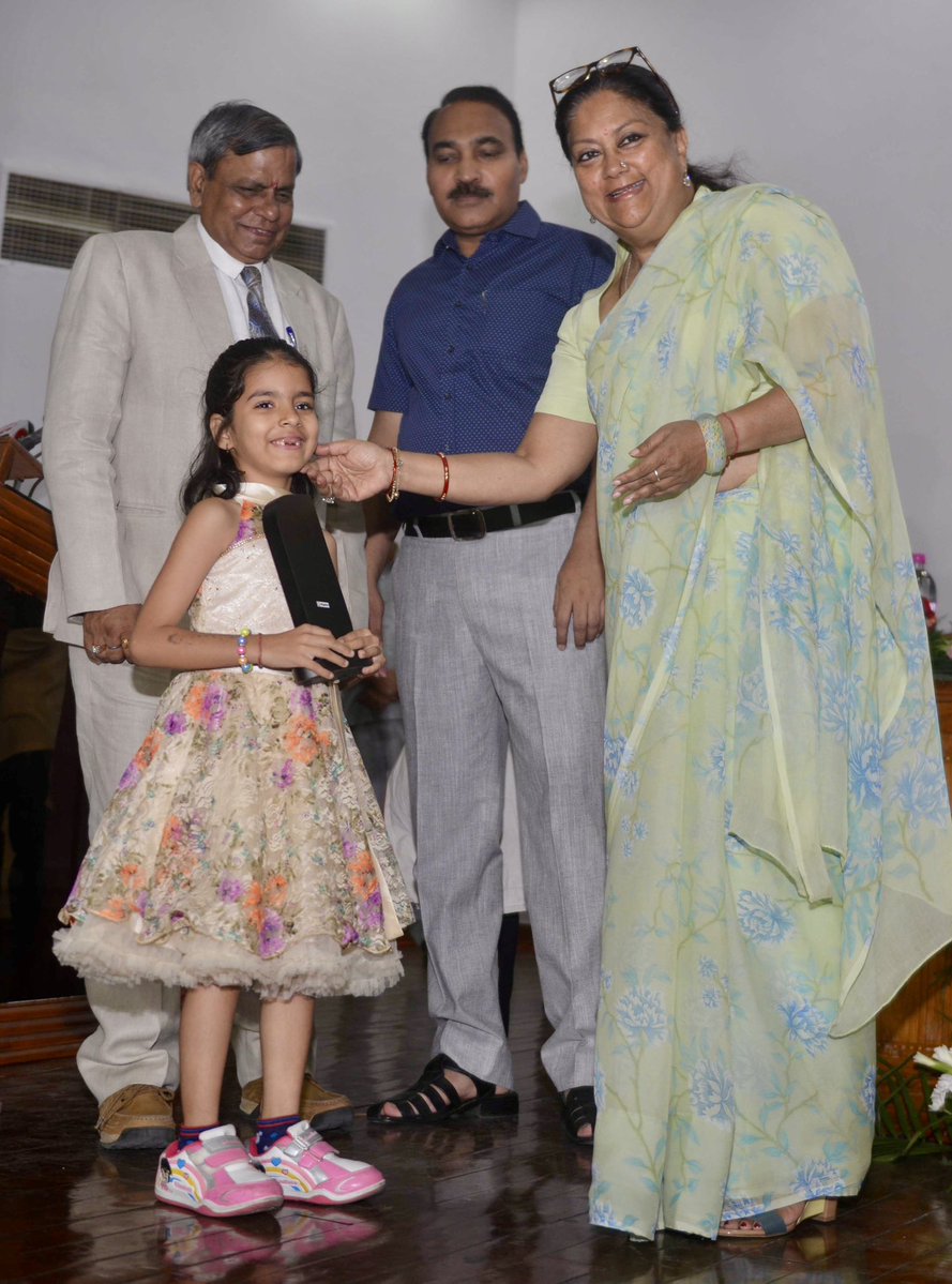 VasundharaBJP's tweet photo. विश्व मूक-बधिर दिवस के अवसर पर सभी दिव्यांगजनों को स्वस्थ, सशक्त एवं उज्ज्वल भविष्य की हार्दिक शुभकामनाएं।

हमारे भाजपा कार्यकाल में राजस्थान में मूक-बधिर बच्चों के लिए उच्च शिक्षा के अवसर विकसित करने की दिशा में महत्वपूर्ण पहल की गई। हमारा प्रयास रहा कि विशेष आवश्यकता वाले बच्चों को शिक्षा, उपचार और आगे बढ़ने के समान अवसर मिलें।

इसी भावना के साथ प्रदेश में कॉकलियर इम्प्लांट जैसी आधुनिक चिकित्सा सुविधाओं का विस्तार हुआ, जिससे अनेक श्रवण बाधित बच्चों को सुनने और बेहतर जीवन की नई उम्मीद मिली।

आइए, इस दिवस पर मूक-बधिरजनों के अधिकारों, सम्मान और समाज में उनकी समान भागीदारी के प्रति जागरूकता बढ़ाने तथा उन्हें समान अवसर उपलब्ध कराने का संकल्प लें।

#CochlearImplant #WorldDeafDay