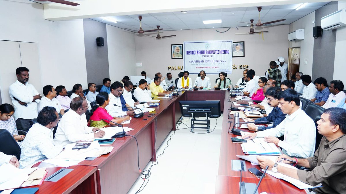 ipr_palnadu's tweet photo. నరసరావుపేట జిల్లా కలెక్టరేట్ ప్రాంగణంలోని ఎస్.ఎన్. శంకరన్ వీడియో హాల్ నందు శుక్రవారం జిల్లా సమీక్షా  సమావేశం ఫలప్రదంగా జరిగింది.. ఈ సమావేశానికి పల్నాడు జిల్లా ఇంచార్జి మంత్రి గొట్టిపాటి రవికుమార్ అధ్యక్షత వహించారు. ఈ కార్యక్రమంలో పల్నాడు ఎంపీ లావు శ్రీకృష్ణదేవరాయలు, https://t.co/p9ya8xPsRY