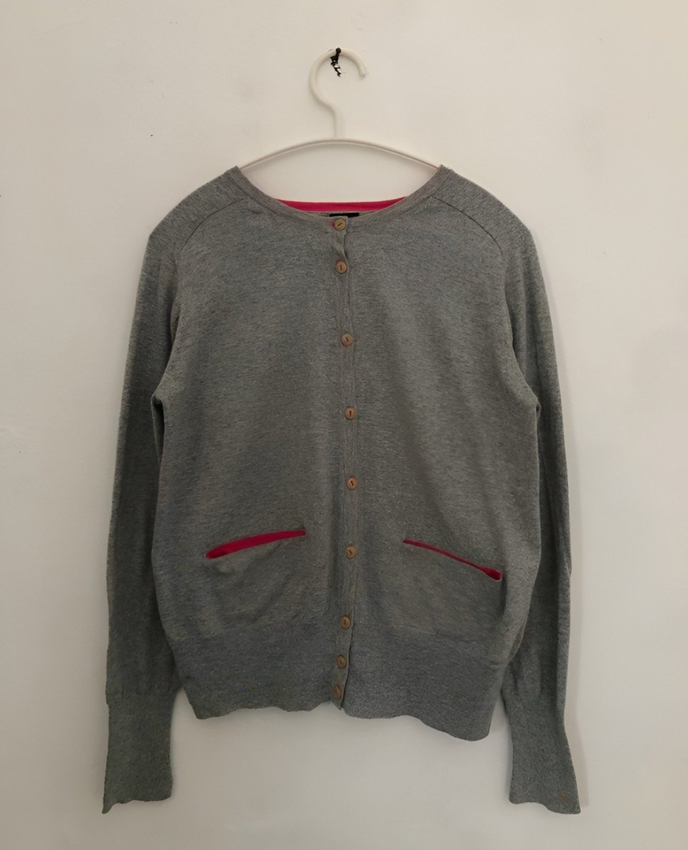 fruityourfrog's tweet photo. wts cardigan uniqlo×iliann loeb warna grey‼️ good condition no minus, bahannya udah pasti knit adem nyaman bgt yaa ori uniqlo, pj 57 ld 102 bisa co 🍊 free ongkir 🏷️ 45k https://t.co/sRJ6BADrvH