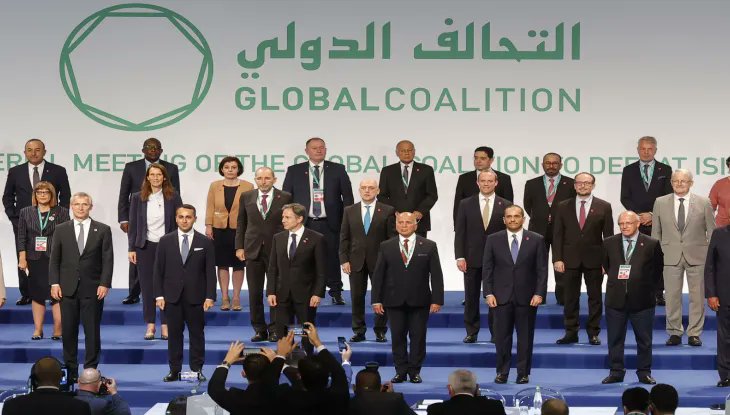 SN4HR's tweet photo. دعت الشبكة السورية لحقوق الإنسان الدول المشاركة في التحالف الدولي لمكافحة تنظيم داعش إلى إنشاء لجنة مستقلة لتعويض المدنيين وجبر الضرر، بعد 12 عامًا على بدء عمليات التحالف في سوريا.
ووثقت الشبكة مقتل ما لا يقل عن 3,048 مدنيًا، بينهم 925 طفلًا و656 سيدة، إضافة إلى 172 مجزرة و181 اعتداءً على منشآت مدنية حيوية، منذ بدء عمليات التحالف في أيلول 2014.
وأكدت الشبكة أن مكافحة تنظيم داعش لا تعفي الدول المشاركة من التزاماتها بموجب القانون الدولي، داعية إلى إنشاء آلية مستقلة تتيح للضحايا وذويهم تقديم المطالبات، وتقييم الأضرار، وتحديد مسؤولية كل دولة استنادًا إلى الوقائع والأدلة.
من تغطية موقع المدن لبيان الشبكة: "بعد اثني عشر عامًا على تدخل التحالف الدولي في سوريا وسقوط نظام الأسد ينبغي للدول المشاركة إنشاء لجنة لتعويض المدنيين وجبر الضرر"
#الشبكة_السورية #سوريا
@almodononline 
https://t.co/N4hBjCq98y
