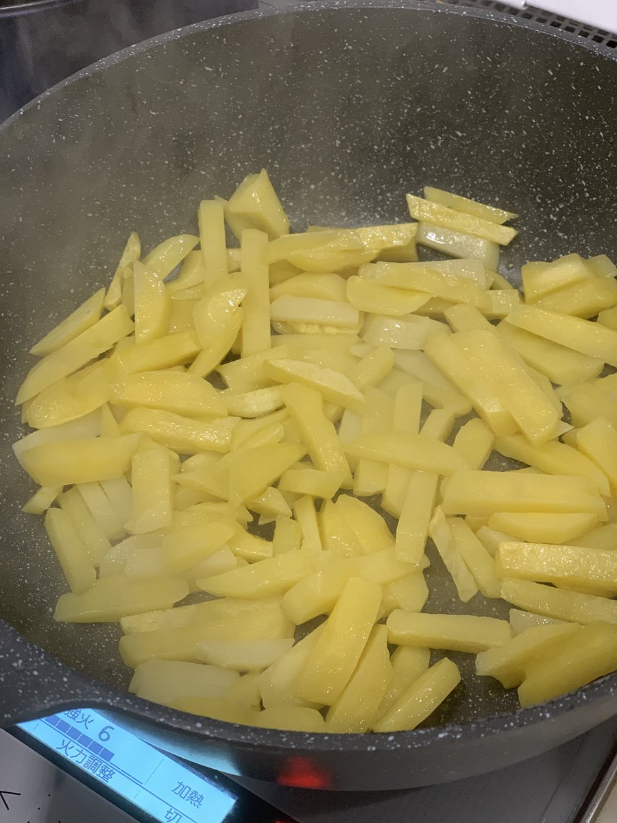 masaxxpay's tweet photo. 段ボールいっぱいもらったジャガイモがそろそろ悪くなりそうなので、毎日フライドポテト作ってる。 https://t.co/QI5wqDeP3E