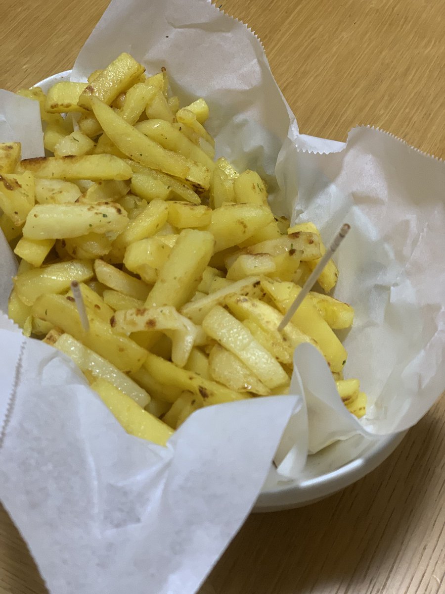 masaxxpay's tweet photo. 段ボールいっぱいもらったジャガイモがそろそろ悪くなりそうなので、毎日フライドポテト作ってる。 https://t.co/QI5wqDeP3E