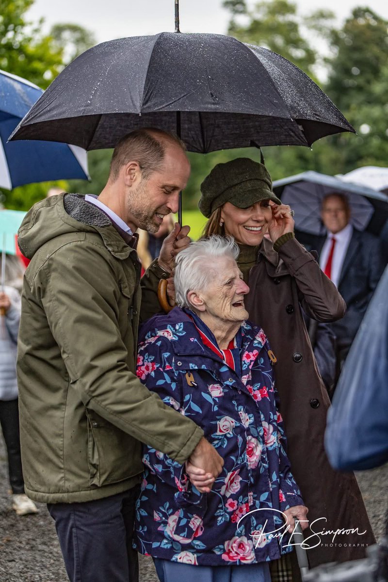 tokkianami's tweet photo. It’s so sweet how a 95-year-old woman held Prince William’s hand when they posed for a picture during their recent visit to Rothesay 🥹🥰 https://t.co/J0L7Gug34t