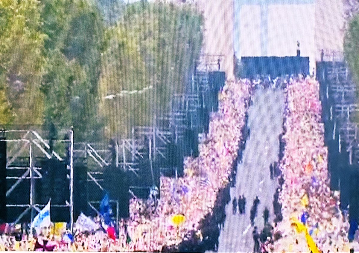 Ad_Vitam44_'s tweet photo. N’empêche, quand tu regardes les images de la foule, tu vois que la police est devant, presque pour la forme, parce qu’il n’y a ni bousculade ni débordement. Il y a une vraie cohésion entre la police et le peuple. Je crois que c’est la première fois que je vois une manifestation d’une telle ampleur avec aucun  débordement Posez-vous les bonnes questions.