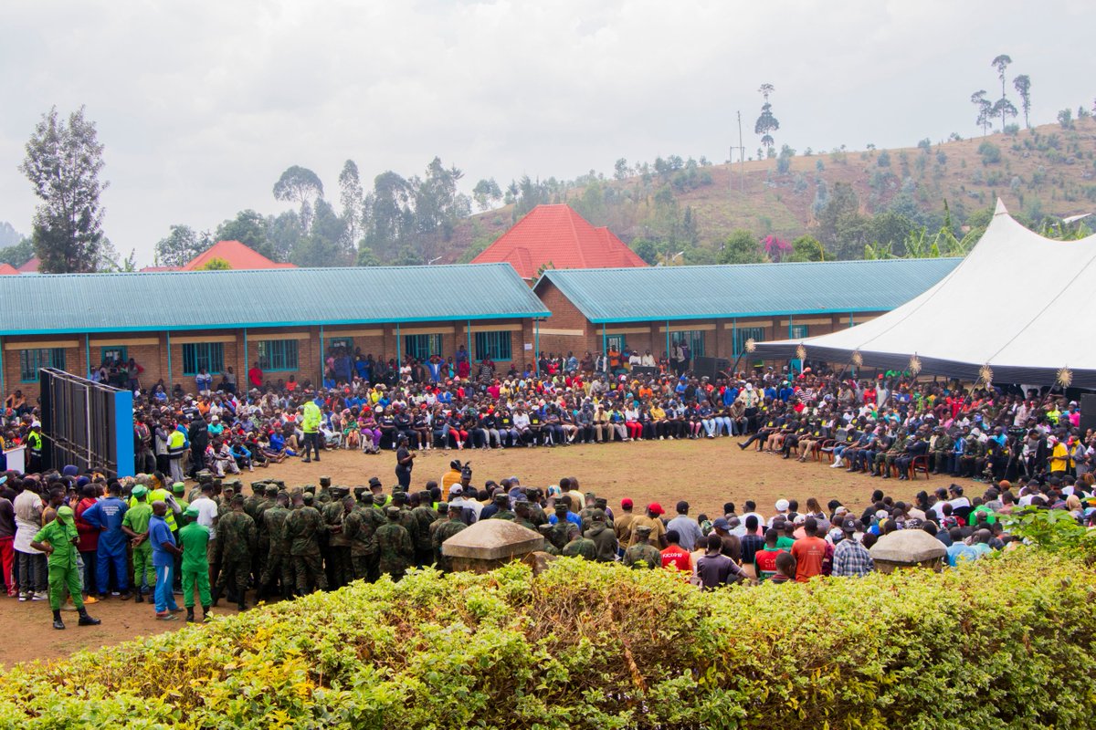 RwandaWater's tweet photo. Uyu munsi, abayobozi n’abakozi ba #RWB bifatanyije n’abaturage ba @MusanzeDistrict n’izindi nzego zitandukanye mu muganda rusange usoza ukwezi wabereye mu Mudugudu wa Kabaya, Akagari ka Ruhengeri Umurenge wa Muhoza.
Hakozwe ibikorwa byo kubungabunga inkombe z’Umwuzi wa Rwebeya mu rwego rwo gukumira no kwitegura ibiza bishobora guterwa n’imvura nyinshi iteganyijwe.
Muri uyu muganda kandi, abaturage bahawe ubutumwa bwo kwirinda inzoga zitujuje ubuziranenge.