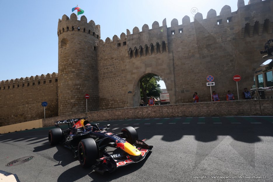 LidyWeda's tweet photo. #AzerbaijanGP #MaxVerstappen safety car en we beginnen weer can voor af aan..go Max 💨 https://t.co/TfrKQlvsHD