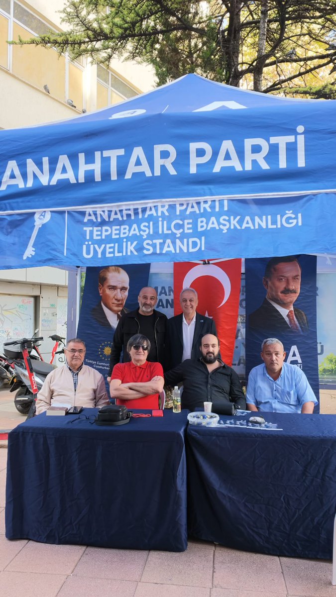 skahramaner's tweet photo. Bugün Doktorlar Caddesi’nde kurulan Anahtar Parti Tepebaşı İlçe Başkanlığı standımızı ziyaret ederek kıymetli teşkilat mensuplarımız ve hemşehrilerimizle bir araya geldik.

Sahada özveriyle çalışan yol arkadaşlarımıza emekleri, vatandaşlarımıza da gösterdikleri ilgi ve samimi sohbetleri için teşekkür ediyorum.

Milletimizi dinlemeye, sorunları yerinde görmeye ve çözüm için kararlılıkla çalışmaya devam edeceğiz.

Anahtar Parti; milletin içinde, milletin yanında!
#Eskişehir #Tepebaşı

#YavuzAğıralioğlu #AnahtarParti 
@AnahtarPartiEsk @caglarolce @banusahin26