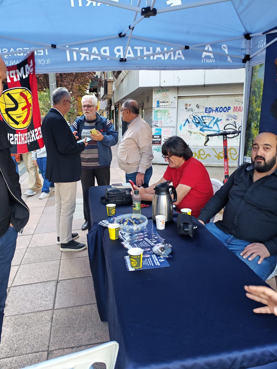 skahramaner's tweet photo. Bugün Doktorlar Caddesi’nde kurulan Anahtar Parti Tepebaşı İlçe Başkanlığı standımızı ziyaret ederek kıymetli teşkilat mensuplarımız ve hemşehrilerimizle bir araya geldik.

Sahada özveriyle çalışan yol arkadaşlarımıza emekleri, vatandaşlarımıza da gösterdikleri ilgi ve samimi sohbetleri için teşekkür ediyorum.

Milletimizi dinlemeye, sorunları yerinde görmeye ve çözüm için kararlılıkla çalışmaya devam edeceğiz.

Anahtar Parti; milletin içinde, milletin yanında!
#Eskişehir #Tepebaşı

#YavuzAğıralioğlu #AnahtarParti 
@AnahtarPartiEsk @caglarolce @banusahin26