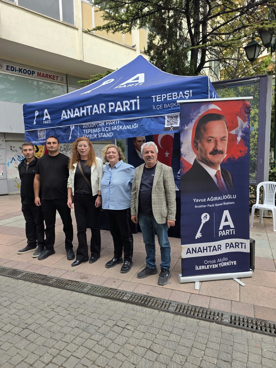 skahramaner's tweet photo. Bugün Doktorlar Caddesi’nde kurulan Anahtar Parti Tepebaşı İlçe Başkanlığı standımızı ziyaret ederek kıymetli teşkilat mensuplarımız ve hemşehrilerimizle bir araya geldik.

Sahada özveriyle çalışan yol arkadaşlarımıza emekleri, vatandaşlarımıza da gösterdikleri ilgi ve samimi sohbetleri için teşekkür ediyorum.

Milletimizi dinlemeye, sorunları yerinde görmeye ve çözüm için kararlılıkla çalışmaya devam edeceğiz.

Anahtar Parti; milletin içinde, milletin yanında!
#Eskişehir #Tepebaşı

#YavuzAğıralioğlu #AnahtarParti 
@AnahtarPartiEsk @caglarolce @banusahin26