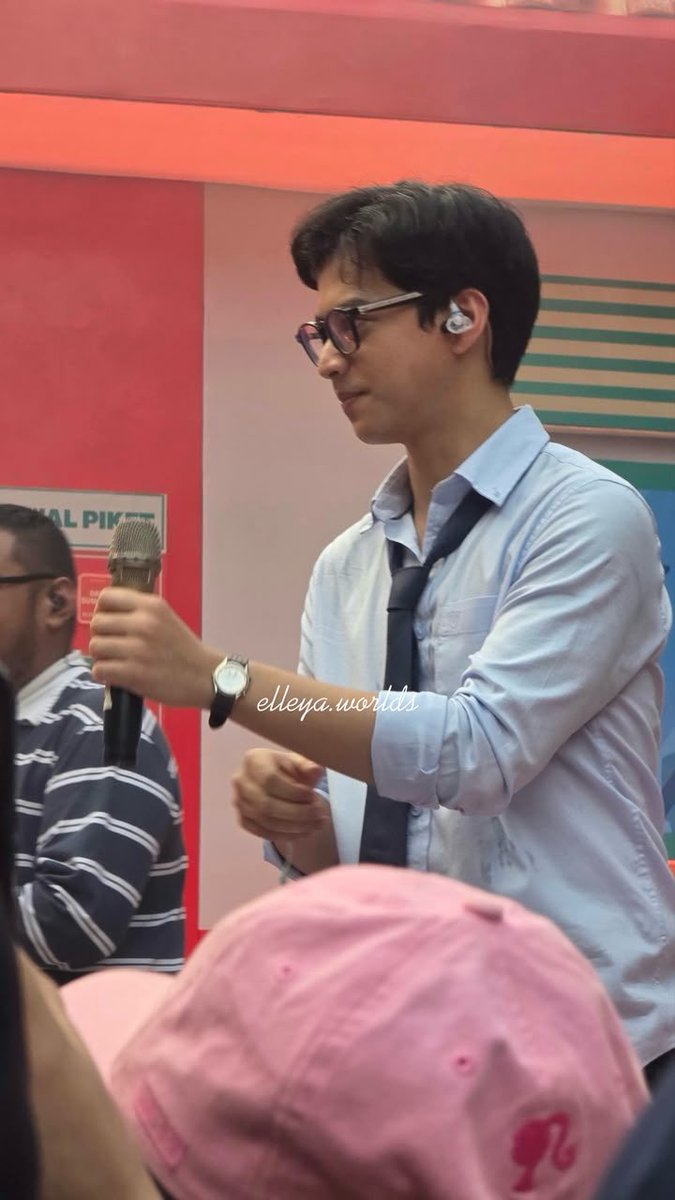 slzlxk11's tweet photo. Mahadahsyat elputra emang yee, ganteng bgt si adek enih mana cool bgt stylenya kaya rangga versi slengean wkwkwk. Dia pake in-ear monitor gitu kece beudd https://t.co/8xU4ZDv6Yn