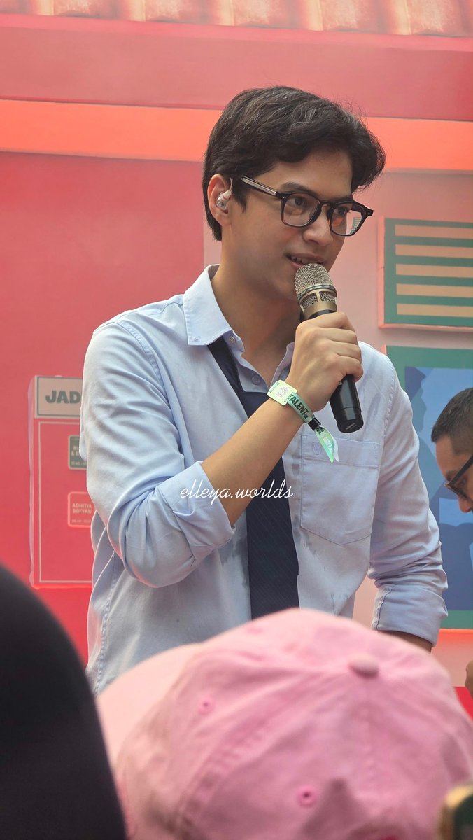 slzlxk11's tweet photo. Mahadahsyat elputra emang yee, ganteng bgt si adek enih mana cool bgt stylenya kaya rangga versi slengean wkwkwk. Dia pake in-ear monitor gitu kece beudd https://t.co/8xU4ZDv6Yn