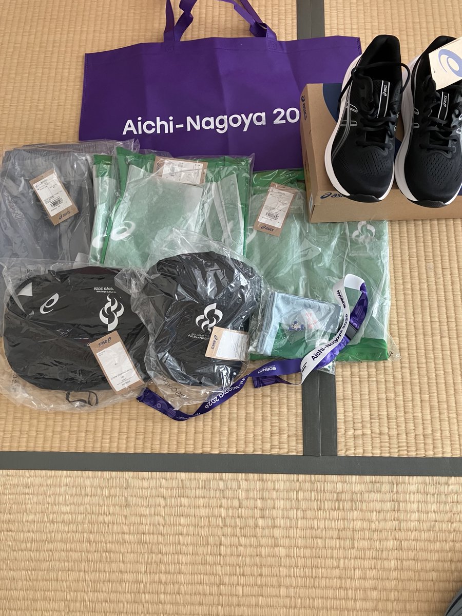 Xintailang1's tweet photo. ボランティア活動、ヨコシマな気持ちで挑んでおります。
少しでも語学、特に中国語を使える機会があればと思い応募しました。
実際はほとんど活動する機会ありません。。
赤色がアジア大会、紫色がアジア・パラ大会のボランティアのウェア一式
アジア大会は「361°」、アジア・パラ大会は「アシックス」 https://t.co/29FrNoqMo5