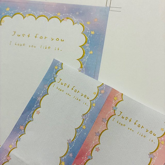 citronron2013's tweet photo. 新作ー✨

久々に新柄、可愛いの作りました☺️
ただいま印刷中

はがきサイズとはがき縦1/2サイズ
縦長のは1/4でも使えるデザインになってます！

完成までしばらくお待ちください

台紙屋シトロンロン
https://t.co/TjxXqqfMgh https://t.co/JnORgY2bTh