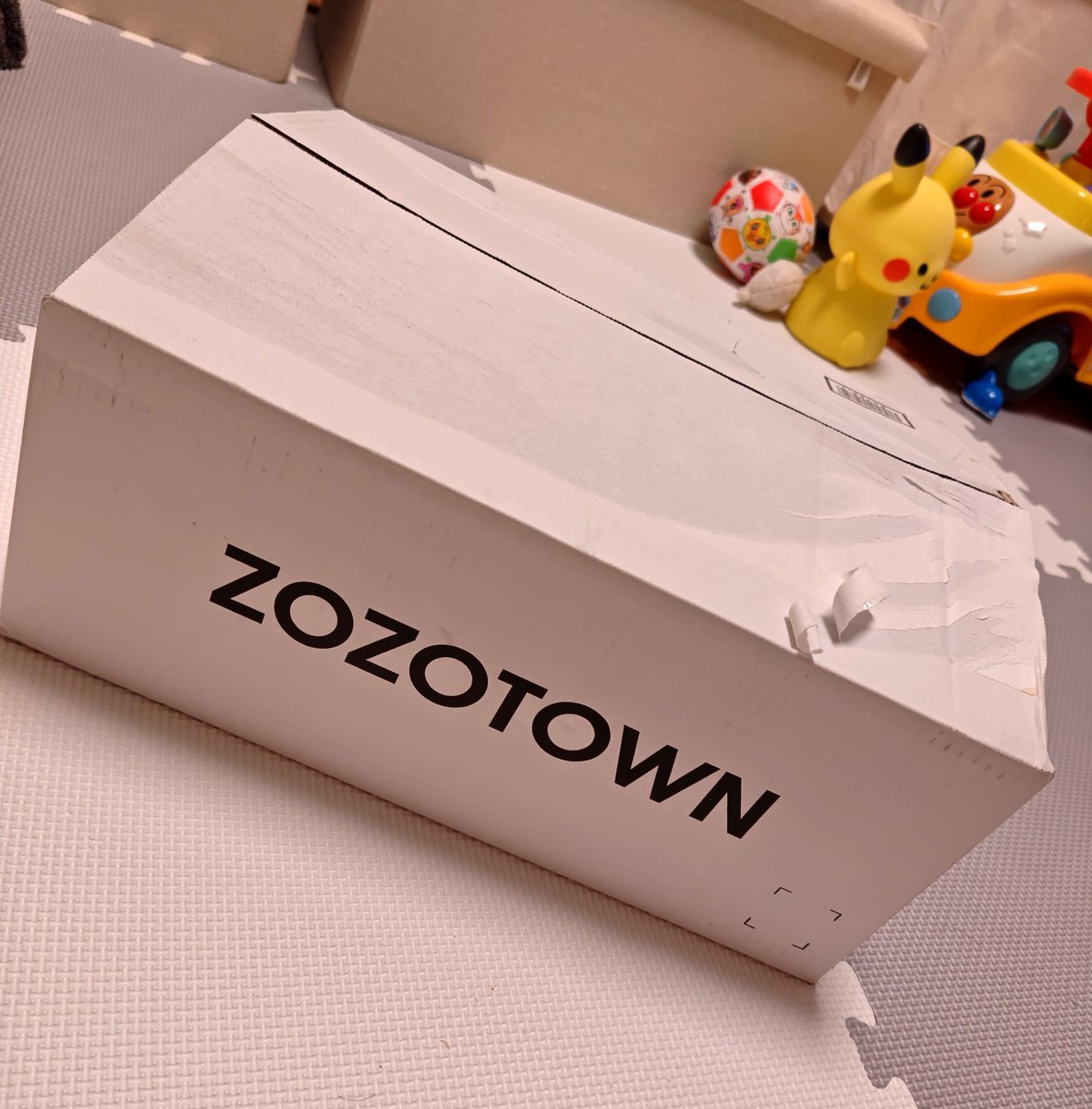sbt_kn's tweet photo. ZOZOTOWN、白い箱に変わったのか〜、インク代高騰のシワ寄せかしらと思って開けたら、ラッキーだったらしい！
赤子の服とか靴とかめちゃめちゃ買ってるからZOZOTOWNさんさまさまです✌️🥹✨当選しなくてもなにかいいことありそう〜❤
#ZOZOWEEK箱CP https://t.co/X2wGy69ryS