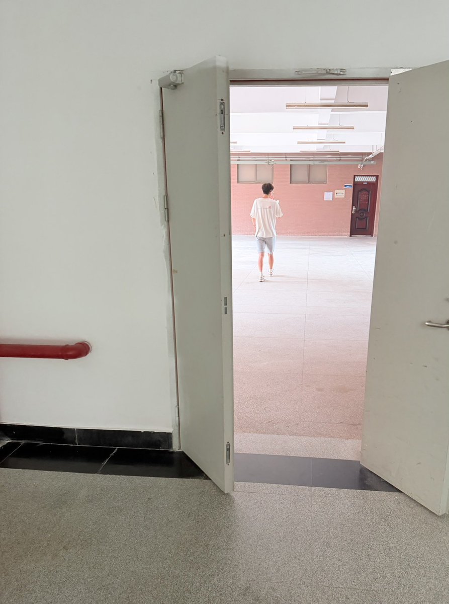zik1648737668's tweet photo. 很帅很高 和主页那个黑袜男是一个班的好像 有视频 但是没有🦌#偷拍 #直男 https://t.co/lAjp1Ojd3X