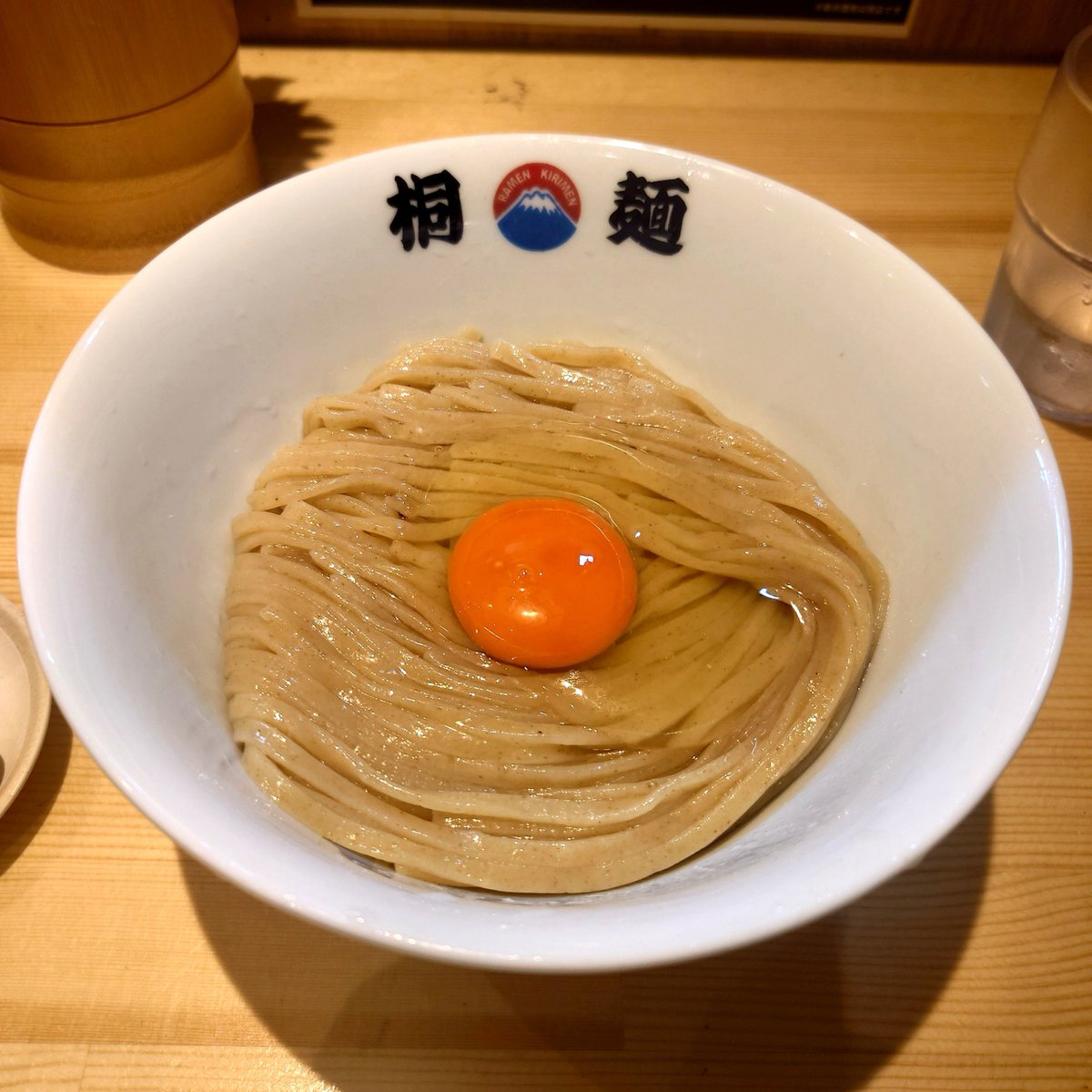 SiraUzi's tweet photo. 桐玉 冷（桐麺＠金山）

桐麺のTKM、卵かけ麺を名古屋で頂く。もっちりした太麺はそのままでも旨味があり美味しい。塩ダレや卵がよく合っていてスルスルと食べれてしまった。味変の出汁醤油も良き。
#有麺団 https://t.co/gaysVewD8z