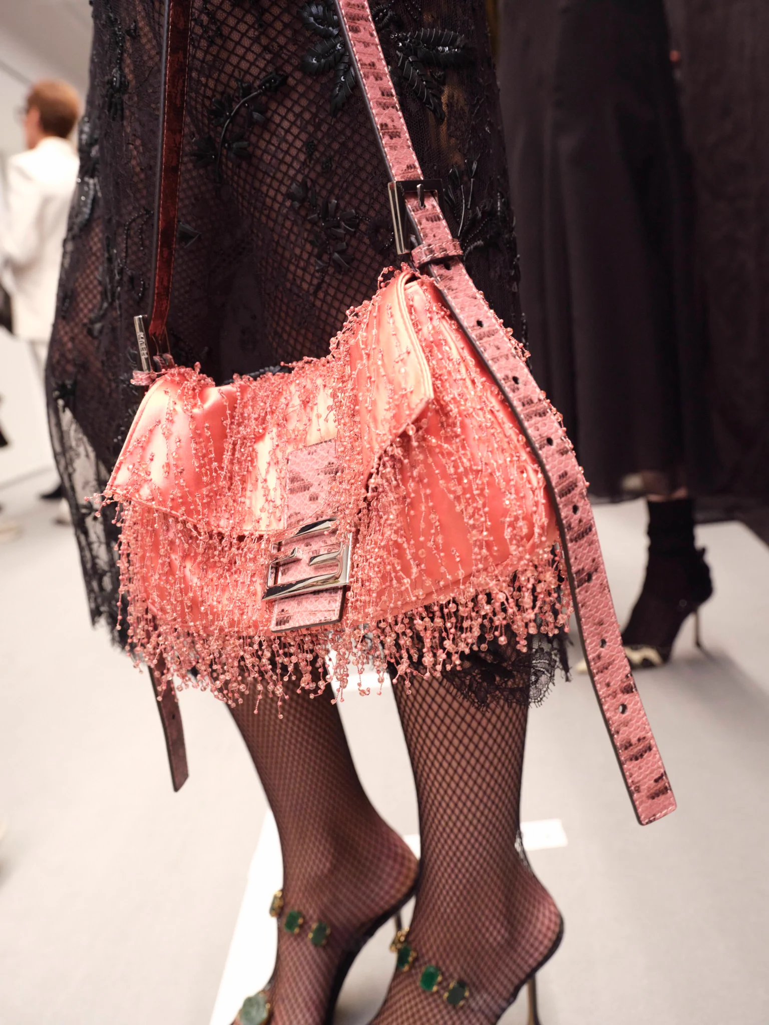 o*n様 FENDI フリル付きピンクアウター　18m FENDI على X: 