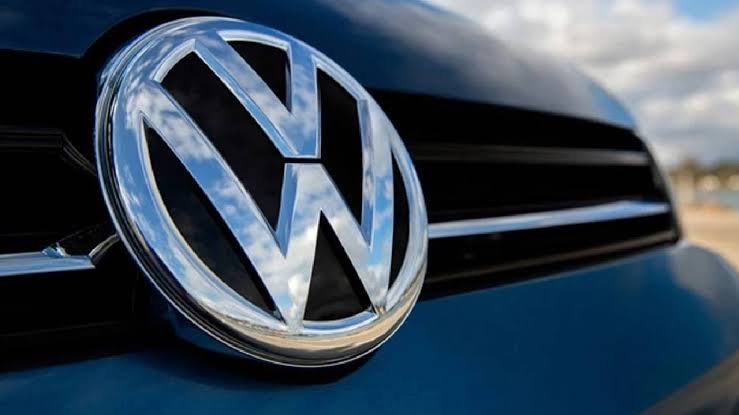 AlmanyaGoc's tweet photo. 🟡 Volkswagen yapılanmayı hızlandırırken toplam 50000 ek işten çıkarma planını değerlendiriyor.

🔴 Kesintilerin yaklaşık yarısının Almanya’da gerçekleşebileceği, Emden, Zwickau, Hannover ve Neckarsulm fabrikalarının risk altında olduğu belirtiliyor.

Sizin görüşünüz nedir? https://t.co/iC4TCSqBvN
