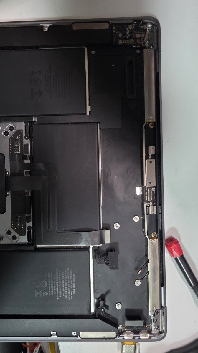 taki_pc_1115's tweet photo. フォロワーから通電、画面表示確認済みのジャンク品MacBook買ったら、ロジックボード入ってないし、DM無視されてるんだけど、アカウント出していいかな https://t.co/DC4dw09Neq