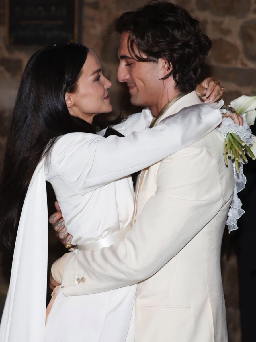 4yauf's tweet photo. えまってダヴが結婚式あげてたおめでとう😭😭😭😭😭
ずーーーっと大大大好きな女優さんの幸せな姿見れて嬉しい💕🥹 https://t.co/9vXb8rCZ4p