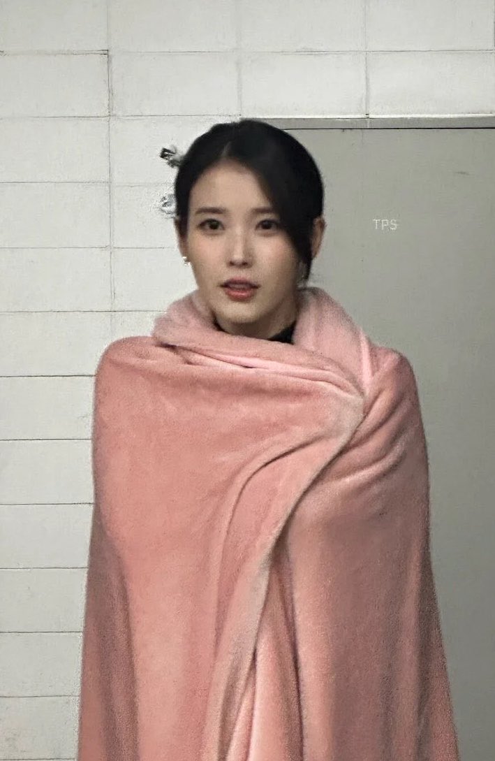 dlwlrmahi516's tweet photo. 왜냐하면 아이유 실물이 이럼 https://t.co/tjamyGLaqE