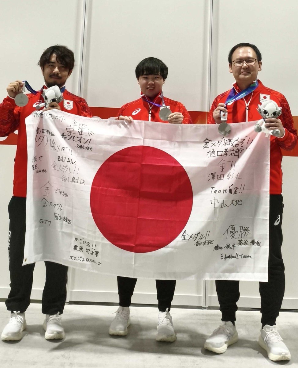 score33333's tweet photo. アジア大会は準優勝で銀メダルでした🥈
最後負けてしまったのは悔しすぎるけど、ひぐち君ノビさんと協力して一緒に頑張った期間はすごく良い経験になったし、何より楽しかったです😌
応援してくれた方々ありがとうございました😄 https://t.co/wDW8zmMYDx