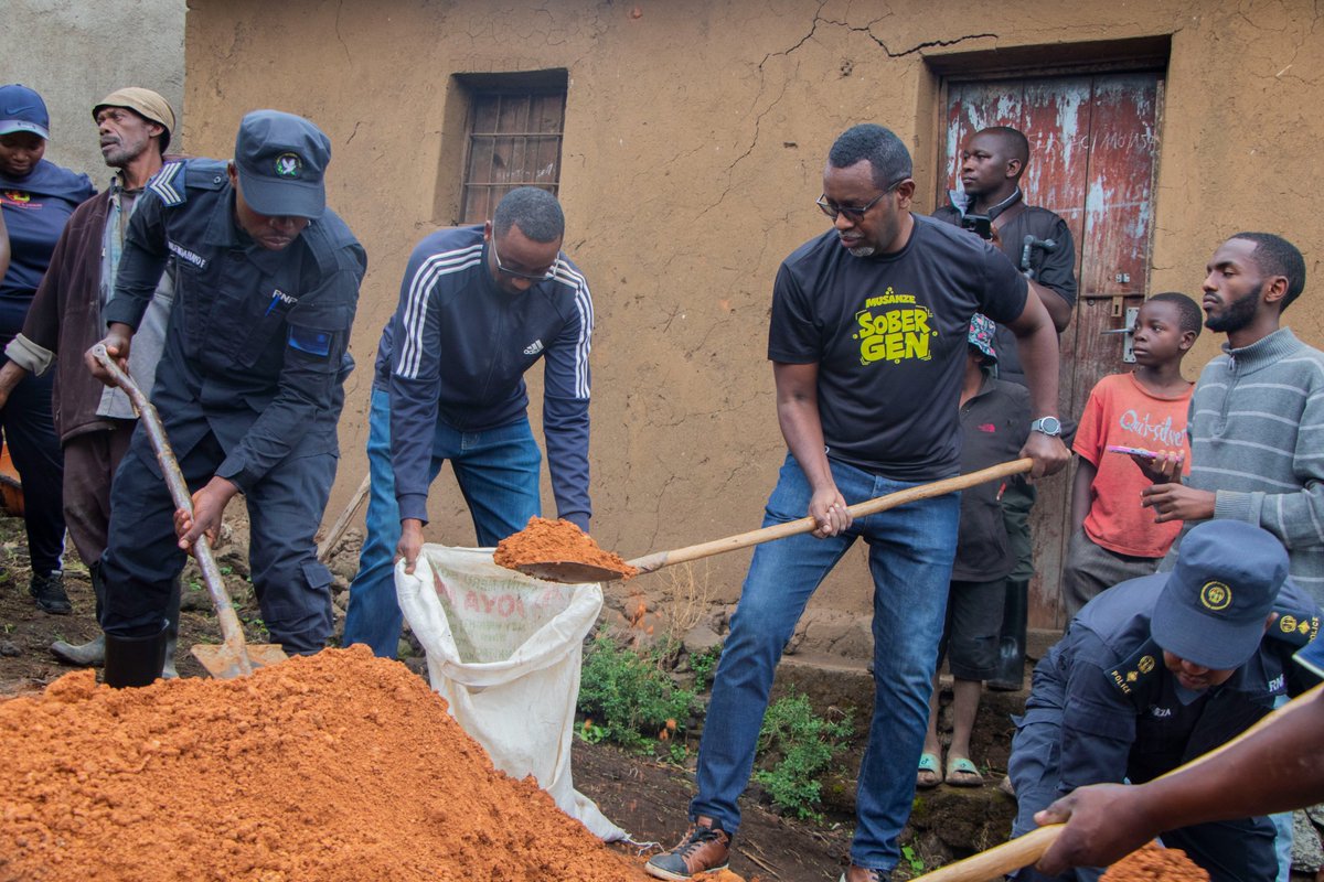 RwandaWater's tweet photo. Uyu munsi, abayobozi n’abakozi ba #RWB bifatanyije n’abaturage ba @MusanzeDistrict n’izindi nzego zitandukanye mu muganda rusange usoza ukwezi wabereye mu Mudugudu wa Kabaya, Akagari ka Ruhengeri Umurenge wa Muhoza.
Hakozwe ibikorwa byo kubungabunga inkombe z’Umwuzi wa Rwebeya mu rwego rwo gukumira no kwitegura ibiza bishobora guterwa n’imvura nyinshi iteganyijwe.
Muri uyu muganda kandi, abaturage bahawe ubutumwa bwo kwirinda inzoga zitujuje ubuziranenge.