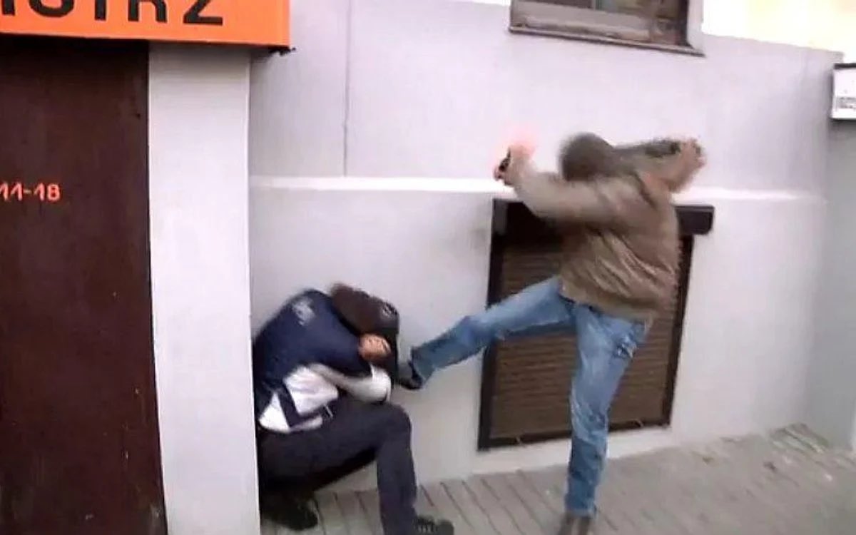 SiemkaJimmy's tweet photo. @StGawlowski Uśmiechnięta policja rozmawia z obywatelem. Rządy platformy. https://t.co/RRoCvAOOr0