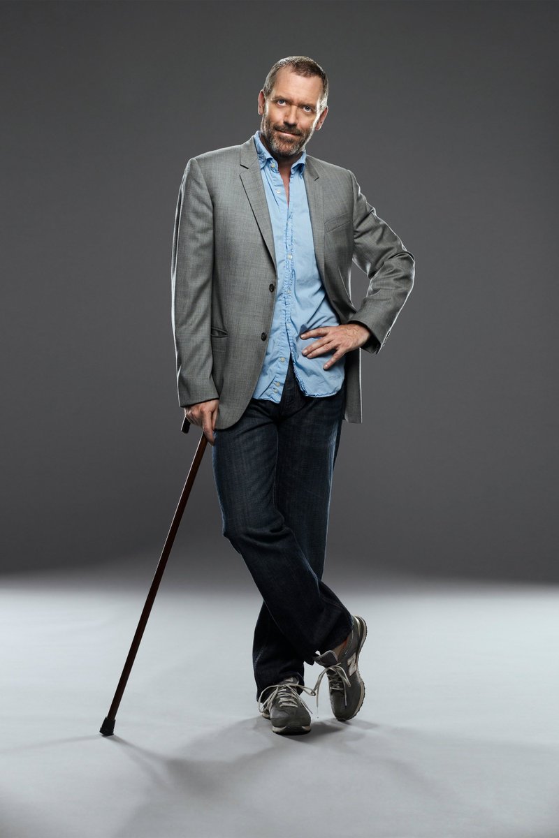 NikandrosTV's tweet photo. With the earlier photos of Hugh Laurie wearing the sneakers there was some room for doubt whether they were the same model, but after finding this image, that doubt is beyond eliminated.

This show ended in 2012, that model of shoe was 100% available in 2014. https://t.co/Nyr1Vx4h9z