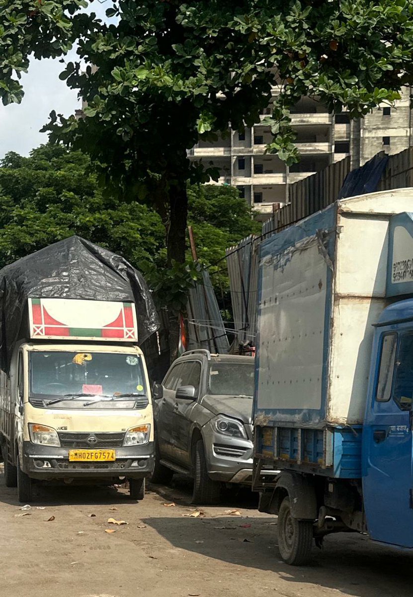 thepublic156's tweet photo. ओशिवरा रिलीफ रोड पर फिर से गाडिया रिपेअरिंग का काम धडल्ले से किया जा रहा है भंगार गाडी खडी कर के रस्ता ब्लॉक किया जाता है स्थानिक पुलिस प्रशासन ओर वाहतूक विभाग तत्काल कारवाई करे और रस्ते अतिक्रमण मुक्त करे @mybmc @MTPHereToHelp @MumbaiPolice @mybmcwardKW https://t.co/vwD26URGGy