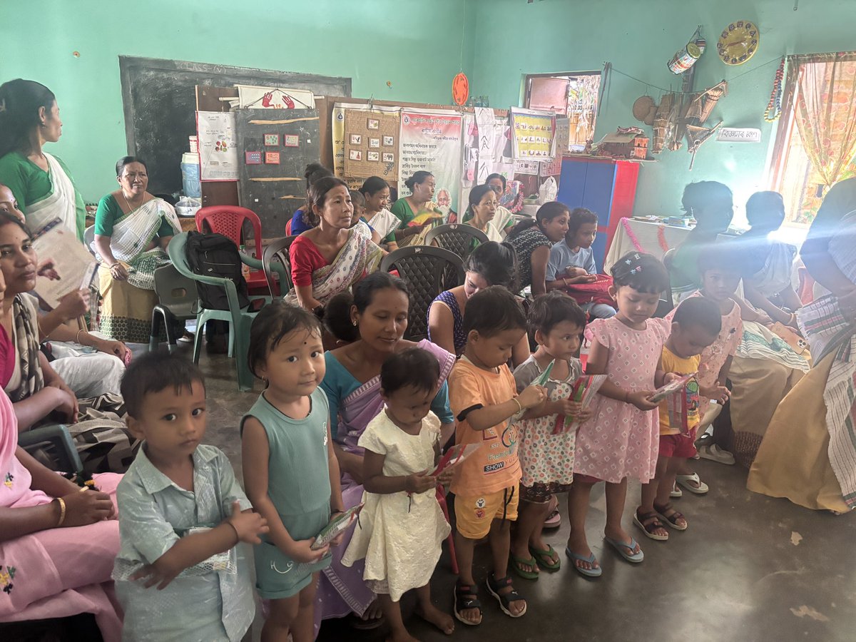 fcidojorhat's tweet photo. On the eve of #SwachhtaPakhwada2026, FCI DO Jorhat organised visits to Anganwadi Centre to promote awareness on cleanliness and hygiene among children and mothers. 🧹✨

Swachhta kits were also distributed to encourage healthy and hygienic practices in the community.

#SwachhtaPakhwada #FCI #Jorhat #SwachhataHiSeva