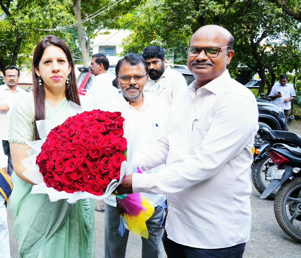 ipr_palnadu's tweet photo. జిల్లా ప్రజా పరిషత్ నిధులతో జిల్లాను అన్ని రంగాలలో అభివృద్ధిలోకి తీసుకువెళ్తామని జిల్లా కలెక్టర్, జెడ్పీ ప్రత్యేక అధికారి కృతిక శుక్ల  ప్రకటించారు.
         
        నూతన జిల్లాలకు జిల్లా ప్రజా పరిషత్ ఏర్పాటు కాగా, పల్నాడు జిల్లా లోనూ జిల్లా ప్రజా పరిషత్ శుక్రవారం ఏర్పాటైంది. https://t.co/8oxdygnzcj