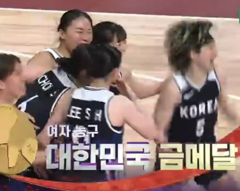 sportif_media's tweet photo. [국가대표] 여자농구 대표팀 아시안게임 금메달!!!!!!🥇✨
  
대한민국 여자농구 대표팀이 일본을 꺾고 2026 아이치•나고야 아시안게임 1위를 달성합니다!!😭💙 

농구 남녀 대표팀 모두 결승에서 일본을 꺾으며 공동 금메달, 아시안게임 공동 1위를 달성합니다! https://t.co/e8HnVpSlKi
