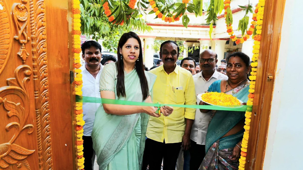 ipr_palnadu's tweet photo. జిల్లా ప్రజా పరిషత్ నిధులతో జిల్లాను అన్ని రంగాలలో అభివృద్ధిలోకి తీసుకువెళ్తామని జిల్లా కలెక్టర్, జెడ్పీ ప్రత్యేక అధికారి కృతిక శుక్ల  ప్రకటించారు.
         
        నూతన జిల్లాలకు జిల్లా ప్రజా పరిషత్ ఏర్పాటు కాగా, పల్నాడు జిల్లా లోనూ జిల్లా ప్రజా పరిషత్ శుక్రవారం ఏర్పాటైంది. https://t.co/8oxdygnzcj