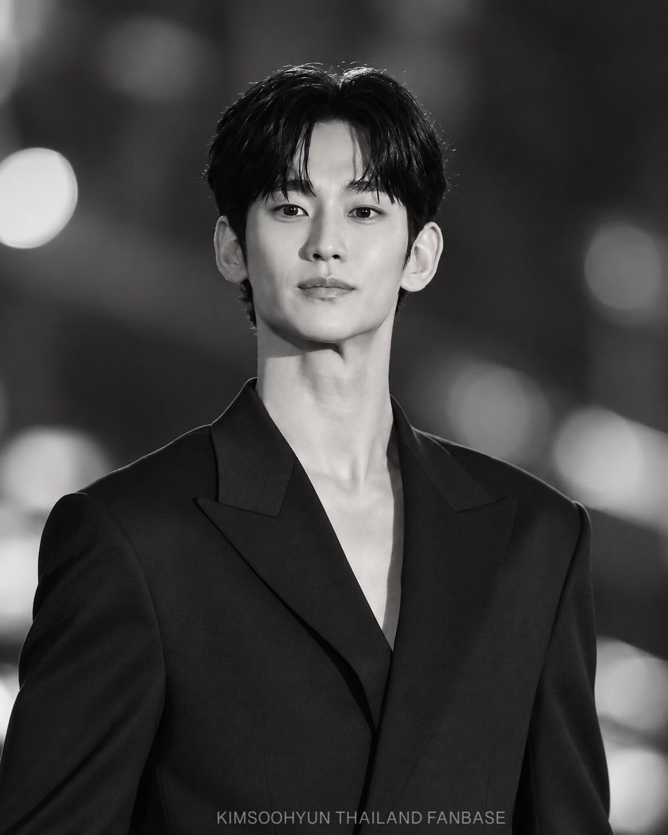 Kimsoohyun_TH's tweet photo. More than just a silhouette in the dark, Kim Soo Hyun is a masterclass in modern grace. Capturing moments in monochrome, yet radiating a future full of limitless possibilities and bright positive vibes. 

#KimSooHyun
#2026TMA
#KimSooHyunTMA2026
#คิมซูฮยอน https://t.co/3RNOjx9fo8