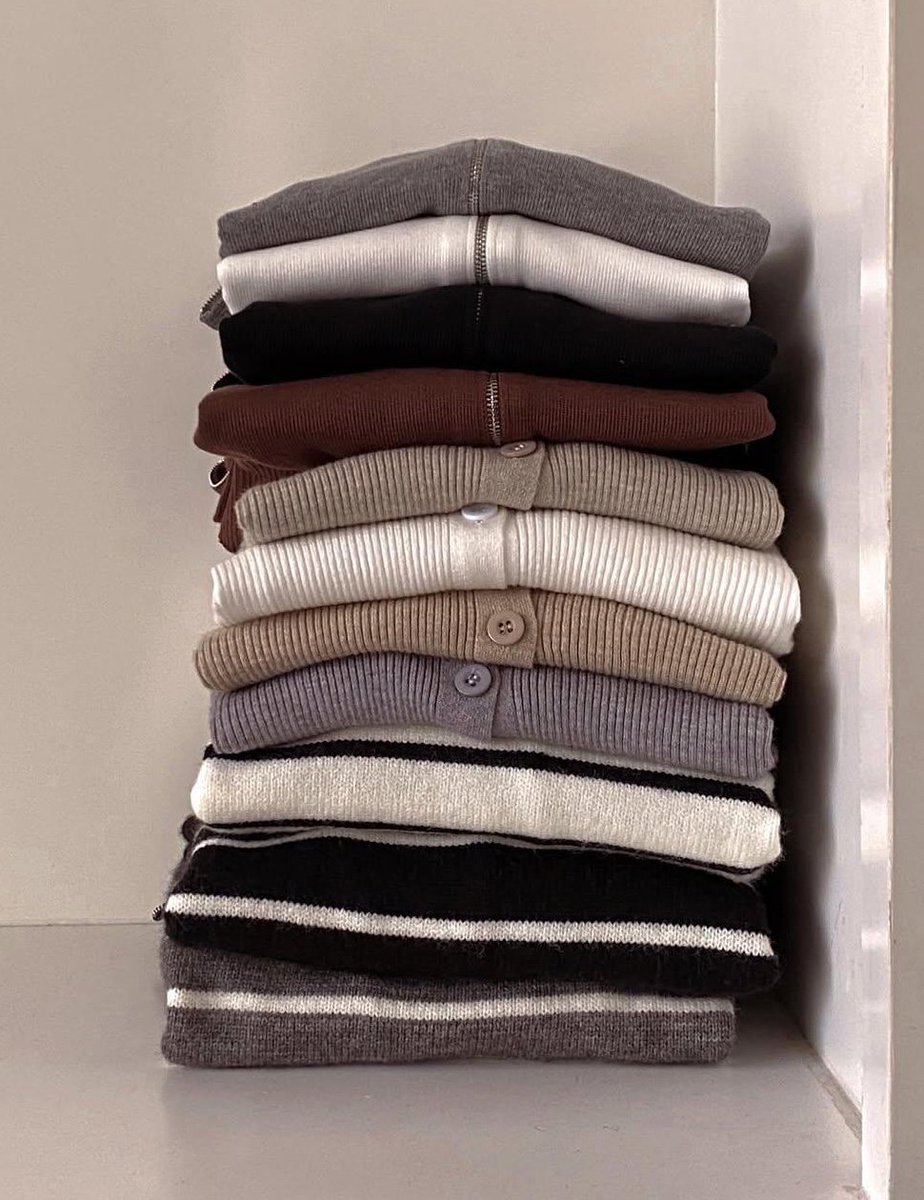 findsbyayylee's tweet photo. In this economy, daripada rugi beli baju yang cuma hits sebentar, mending investasi baju kalian ke model timeless kaya gini. Worth it banget ✨🔥💯 https://t.co/vjJwzinGrn