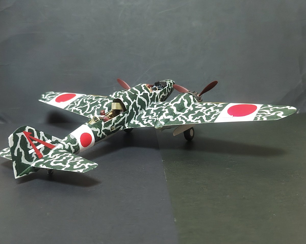 watapapa45's tweet photo. 百式司偵 Ⅲ型 改（乙+丙）防空戦闘機は完成間近です。

終戦時に屠龍風に迷彩された百式司偵が有った事を知り、屠龍風の斑（まだら）模様の塗装（筆塗り）に挑戦してみました。また、日の丸と防空識別帯の白も塗装で行ってみました。 https://t.co/1lsOZLBl4f