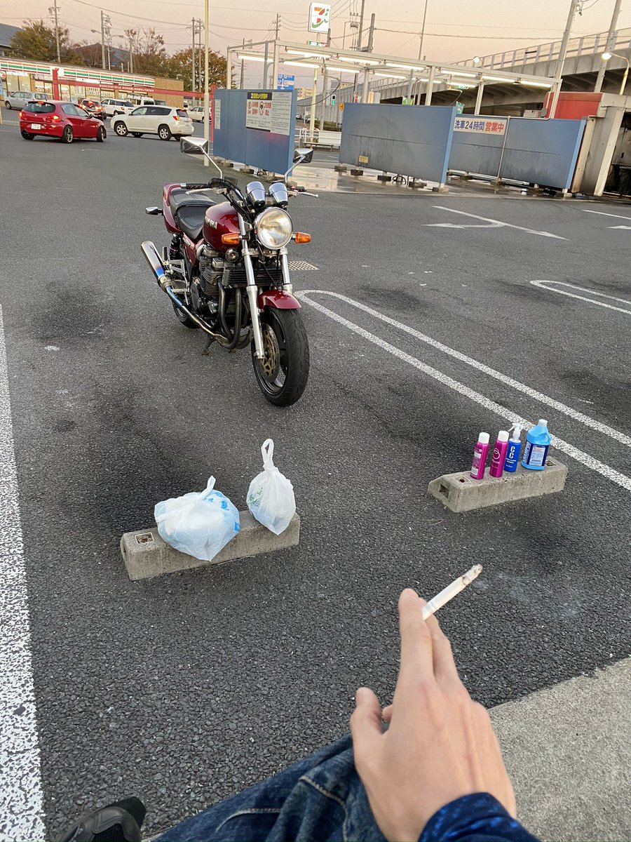 fastest_ma1's tweet photo. 見よこの艶🤭🤭🤭
1994年式、塗り替え無しのディープレッドカクテル2、この色は初期型にしかなくオリジナルはほぼ現存してない💎
ペルシードでタイヤ、シート、グリップ以外全てコーティングしてたね😊
天然ガラス成分のお手軽艶出し系
#Pellucid #ペルシード #天然ガラス https://t.co/Zon9dQxVNB