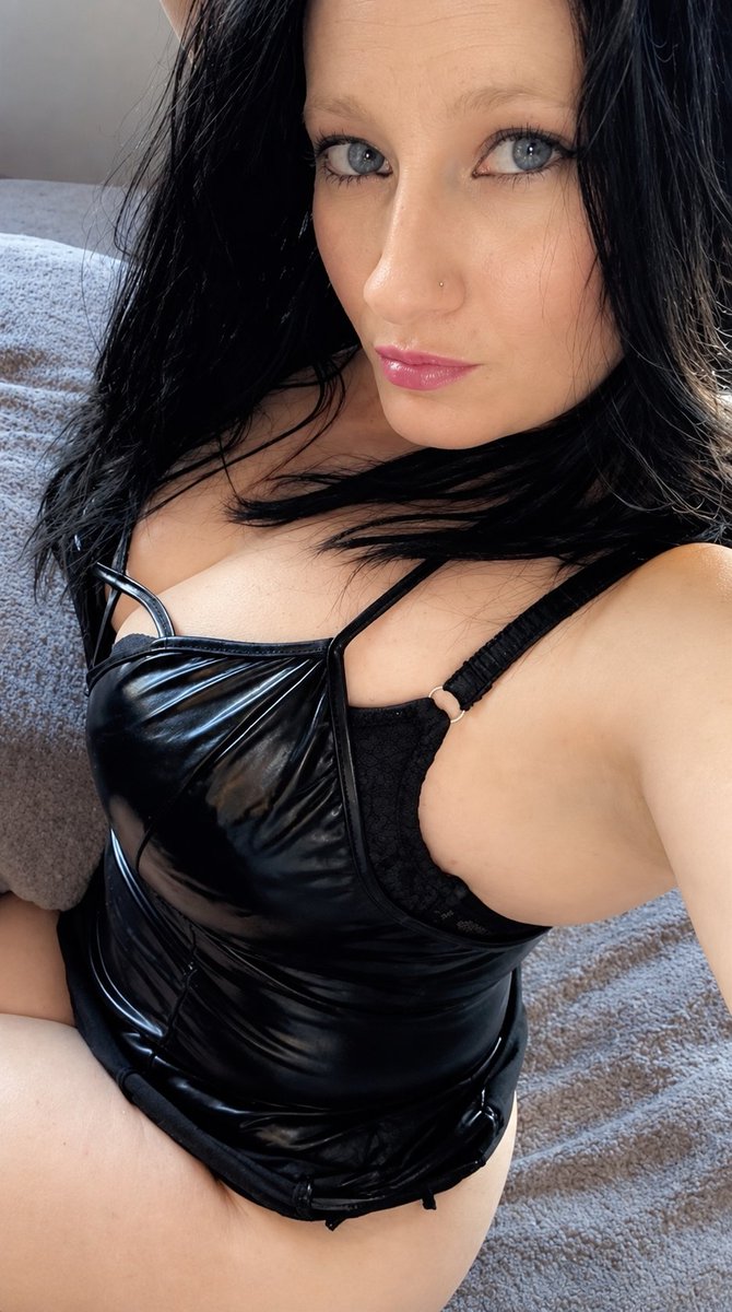 Miss_Ezzy_'s tweet photo. I've not posted in a while so I thought I'd wear something to get your attention.

My DMs are open and I'm watching you lurkers.

#cuck #hotwife #nsfw #nsfwtwt #bbc #paypig #horny #ukmilf #ukfindom #piggy #cock #dickrate #cockrate #nsfwtwitter #uk #milf #findom #sph #femdom https://t.co/VSp6EtSFwY