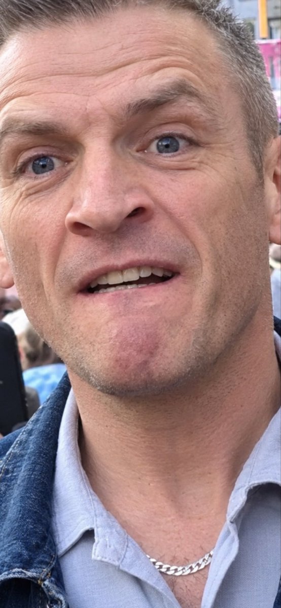 make_england's tweet photo. Big hard Grown Man bullying teenager young Bob!!! make him famous. https://t.co/QiLs8KOf8r