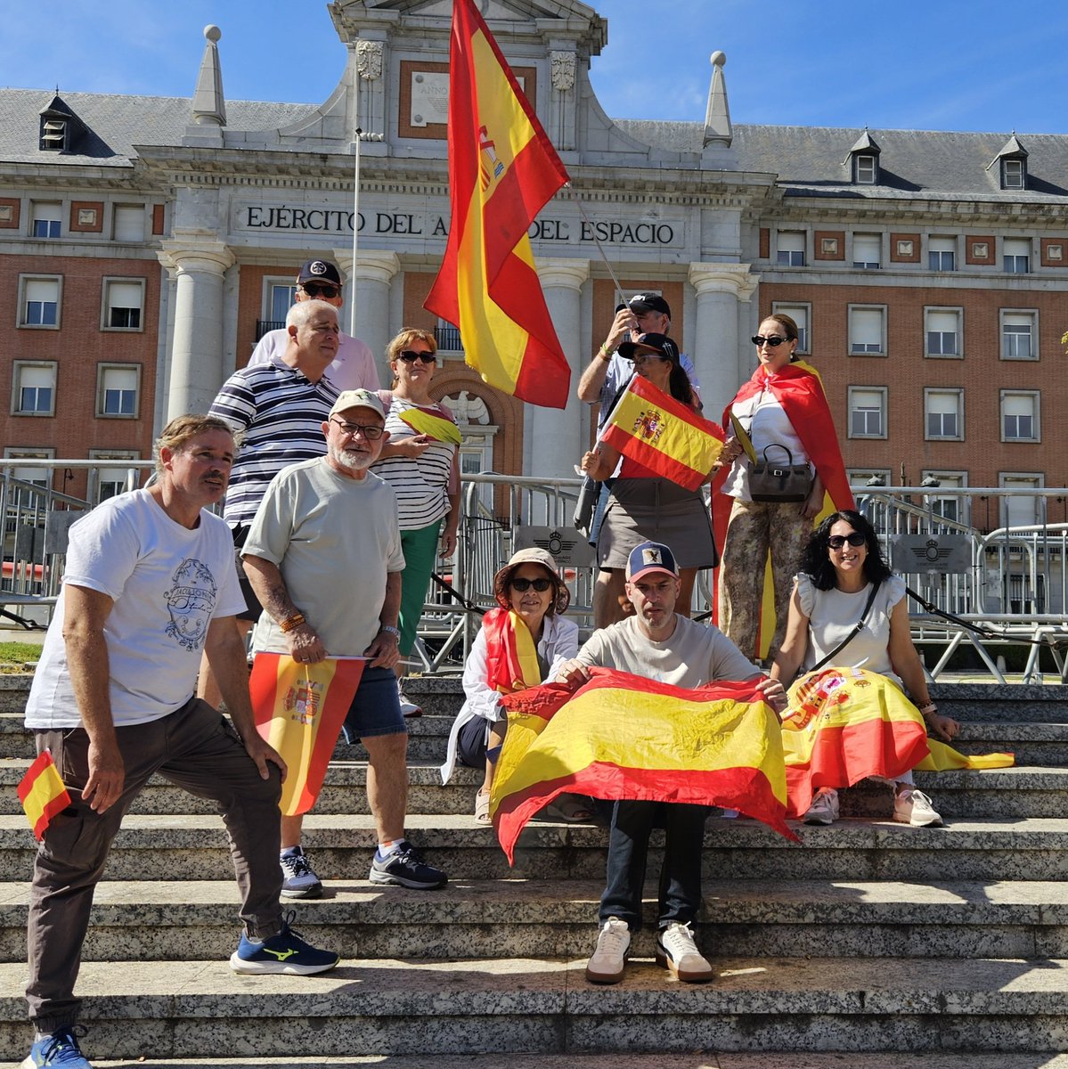 vox_sanse's tweet photo. 🇪🇸 Desde VOX San Sebastián de los Reyes hemos estado en la II Marcha por la Dignidad, organizada por Sociedad Civil Española.
¡NO a la invasión de Ceuta y Melilla!
Por la soberanía, la dignidad y la libertad. 🇪🇸
#Ceuta #Melilla #España https://t.co/h2J4TPIRL7