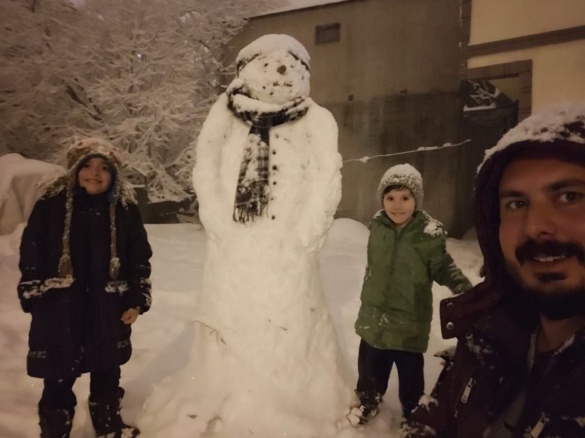 FurkanOnba42714's tweet photo. 3 yıllık ayrılık bir ömür gibi! Bakan @Yusuf__Tekin il emri vermeyerek 3 yıldır anne ya da babasından ayrı büyüyen çocukların gözyaşlarına seyirci kalıyor. Aile bütünlüğü istiyoruz! @eczozgurozel @Suat_Ozcagdas @alimahir #BakanVarGörenYok 💧🏫👩‍🏫 https://t.co/vnNKlqD9oW