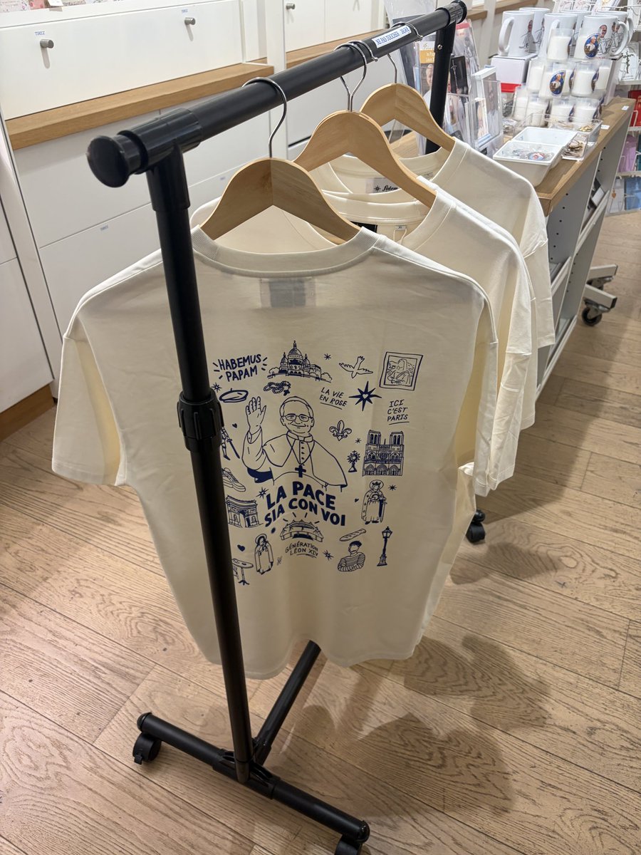 nsakaty's tweet photo. 教皇様のフランス訪問にむけて、パリのカトリック系書店とかも盛り上がっていたな。Tシャツ、買えばよかった。 https://t.co/WkcYz7eh1A
