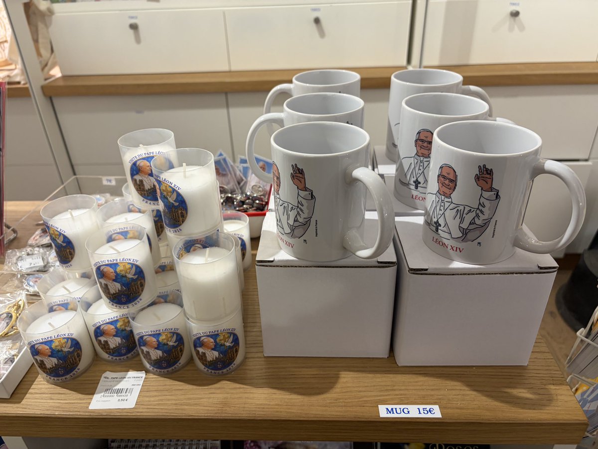nsakaty's tweet photo. 教皇様のフランス訪問にむけて、パリのカトリック系書店とかも盛り上がっていたな。Tシャツ、買えばよかった。 https://t.co/WkcYz7eh1A