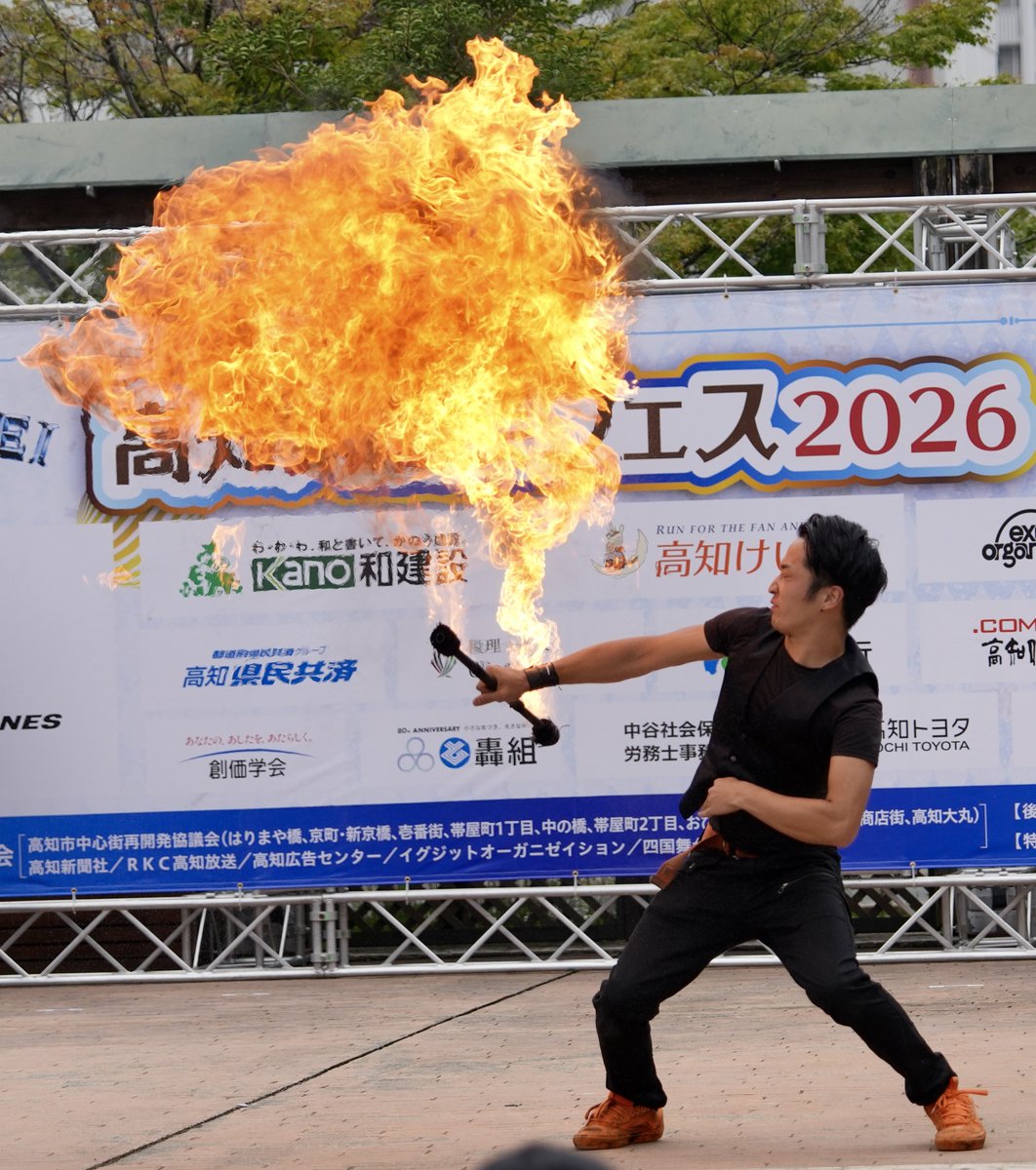 kurogomalibrary's tweet photo. 高知大道芸フェス2026。

初日でした。

日中はポイント周遊が途切れず画像編集どころか食事の時間も取れないほどでした。

まずはオープニングから抜粋(全員分は後日ライブラリーにて
オープニングは短いながらも濃い内容でした。

午後から雨予報で一部屋根下ポイントへ変更になりました。

#大道芸
#高知大道芸フェス
#高知大道芸フェス2026