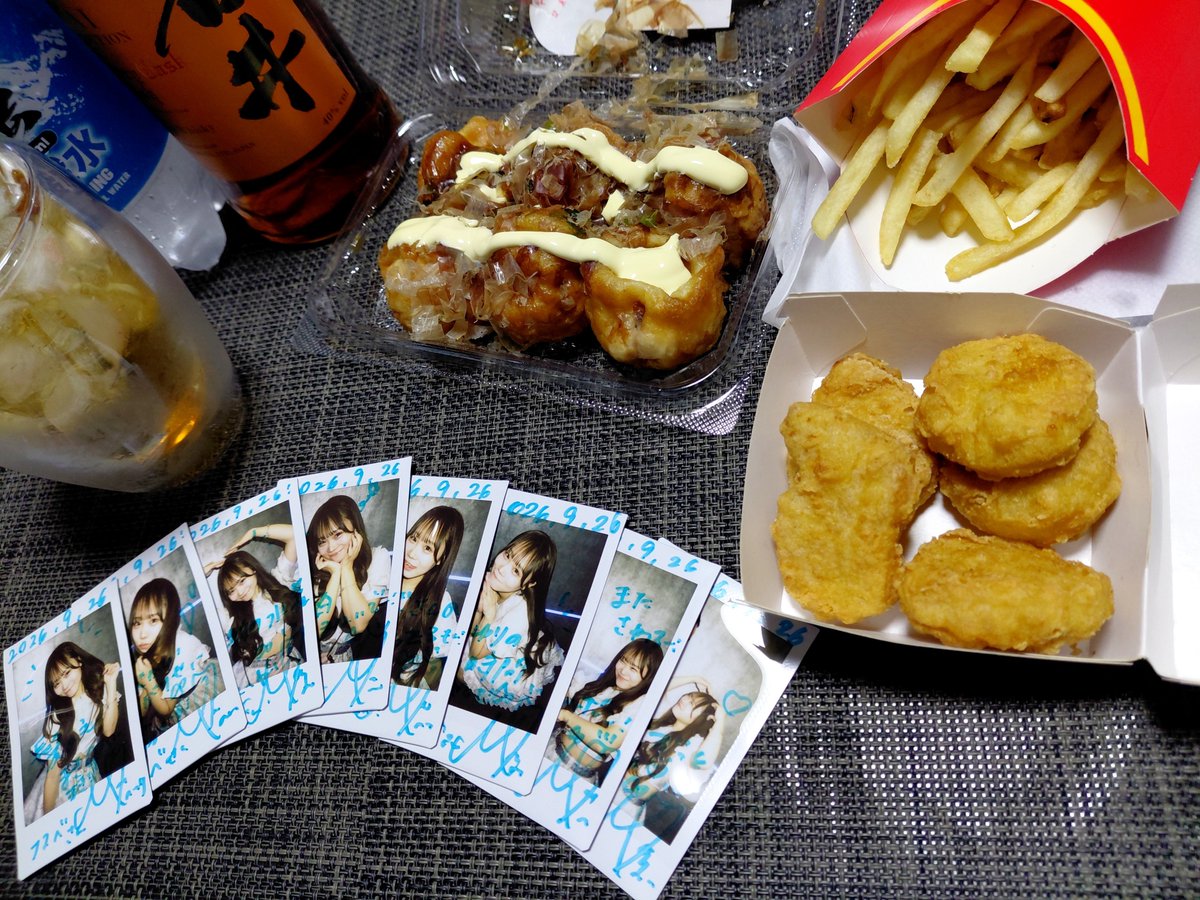 nabe3gm's tweet photo. 今日は1ヶ月以上ぶりにReaLisのライブへ
久しぶりすぎてなんだか自分の知ってる現場じゃなくて戸惑い💦(知ってるor認知してる顔がゼ～ロ～)
お陰様でチェキ撮れる撮れる😳❕
皆さん‼️ライブ行きましょ〜(言える身ではないですが😅💧) https://t.co/aWEb0qYnYW