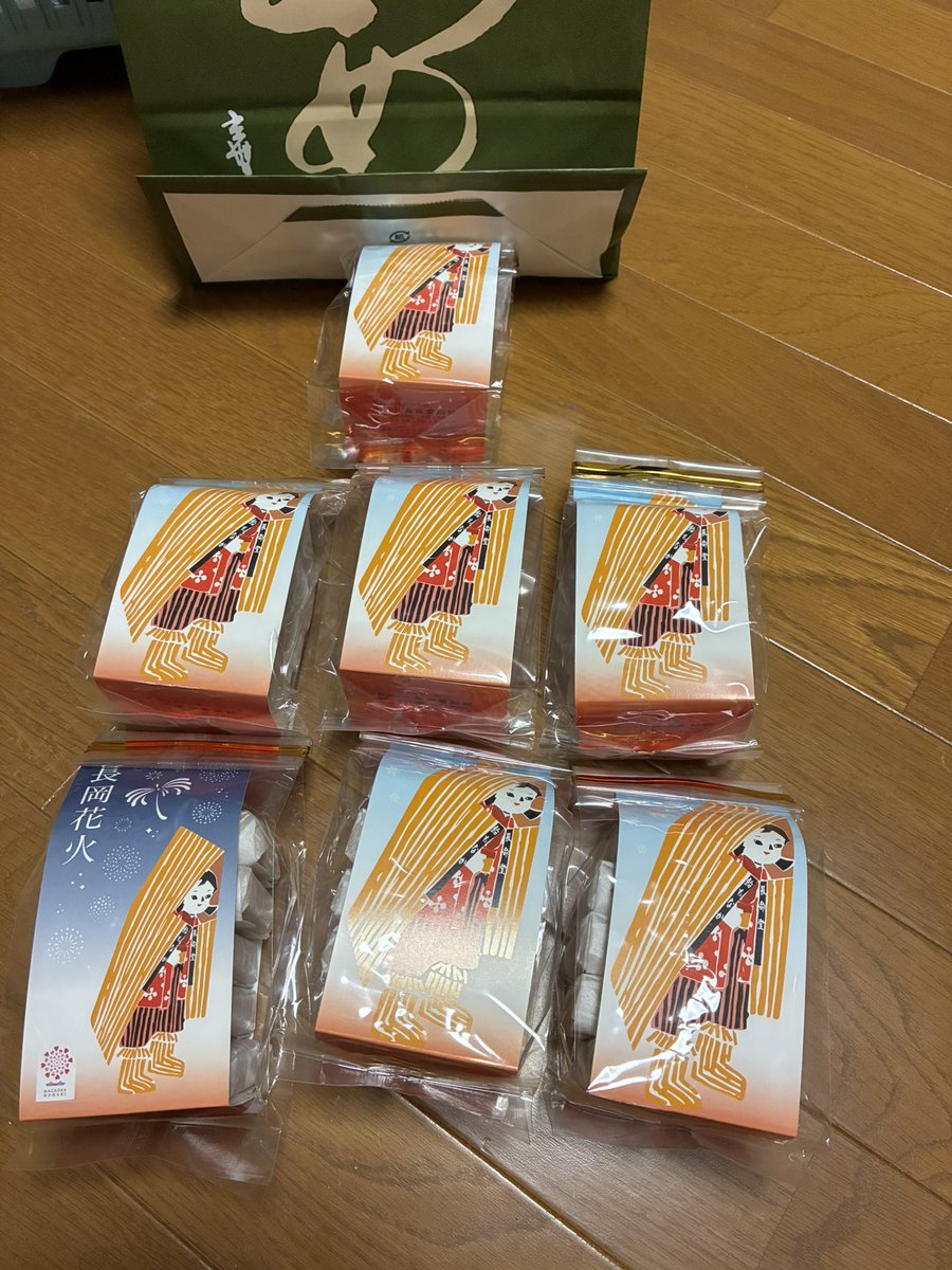 nobutan0729's tweet photo. 本日は予想外の飴もなか大収穫でした😅
本店で4個
アピタで1個
長岡花火館で2個
その他に2週間前に買った10個入りのやつもある😅 https://t.co/DuDYgMcxca